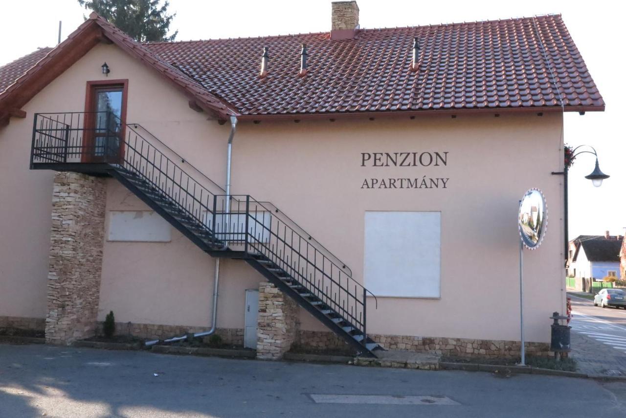 Penzion A Hospoda U Legionare Hotel Jaromer Exterior photo